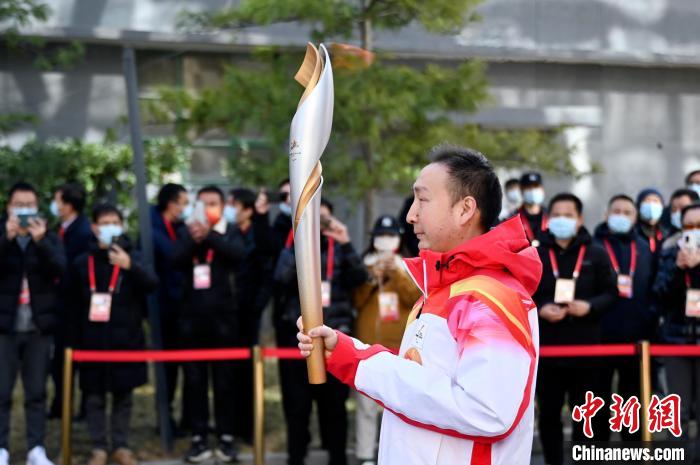 3月2日,北京2022年冬残奥会火种采集仪式在中国盲文图书馆举行。图为第一棒火炬手朱鹏凯。 张兴龙 摄 3月2日,北京2022年冬残奥会火种采集仪式在中国盲文图书馆举行。图为第一棒火炬手朱鹏凯。 张兴龙 摄