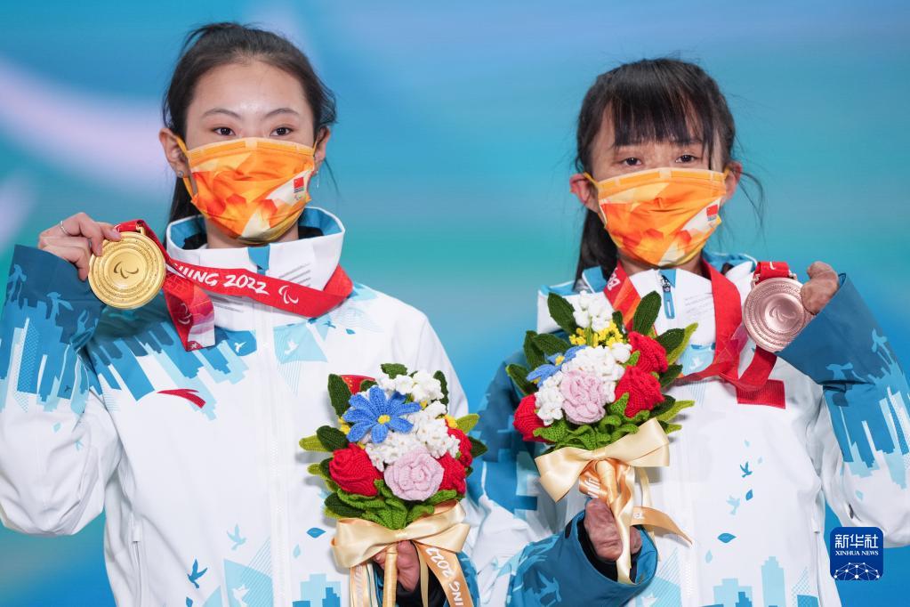 残奥冬季两项女子短距离（站姿）奖牌颁发仪式举行