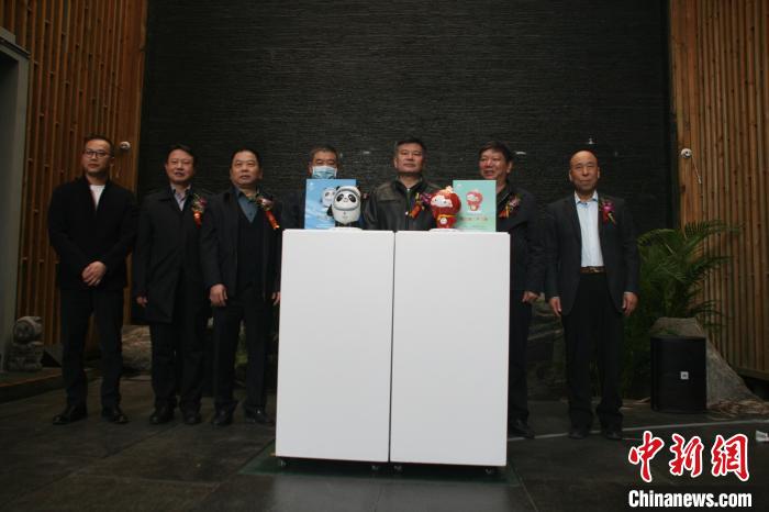 多位嘉宾在北京2022官方特许商品零售店通州北苑店为艺术瓷雕冰墩墩和雪容融揭幕 李妮 摄