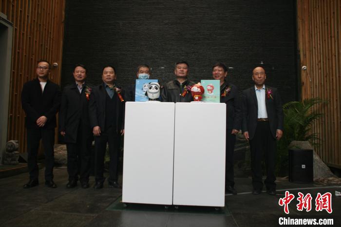 多位嘉宾在北京2022官方特许商品零售店通州北苑店为艺术瓷雕冰墩墩和雪容融揭幕 李妮 摄 多位嘉宾在北京2022官方特许商品零售店通州北苑店为艺术瓷雕冰墩墩和雪容融揭幕 李妮 摄
