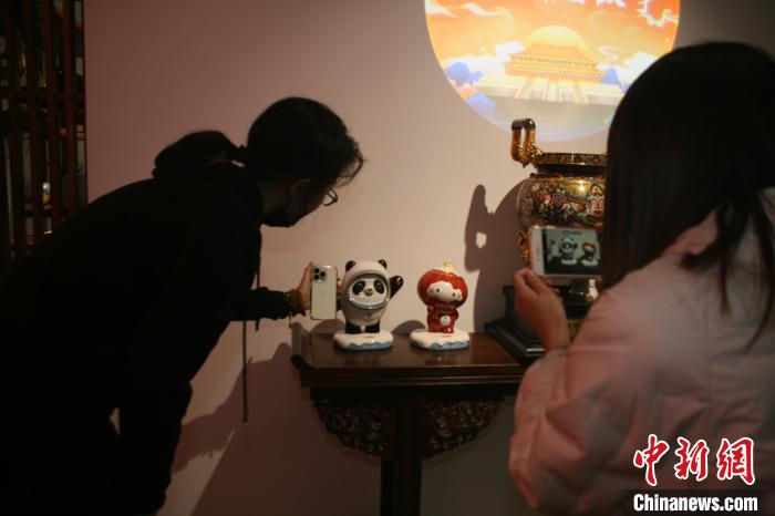 现场嘉宾给新品陶瓷冰墩墩、雪容融拍照 李妮 摄 现场嘉宾给新品陶瓷冰墩墩、雪容融拍照 李妮 摄