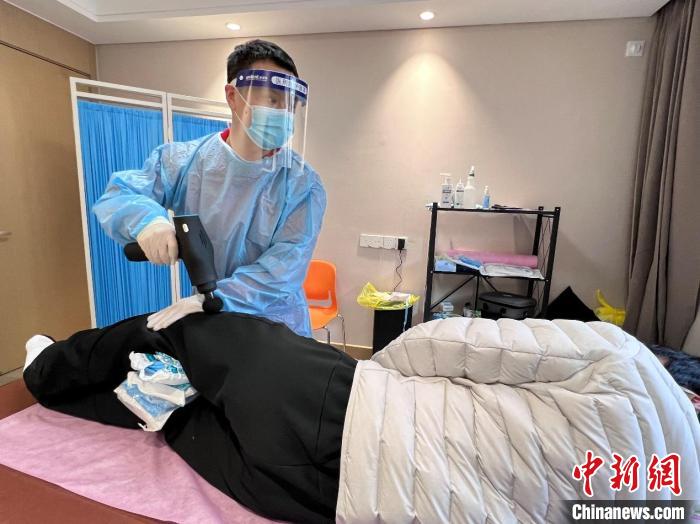 张璐(左)为中国奥运选手提供物理治疗服务 国家体育总局训练局供图 张璐(左)为中国奥运选手提供物理治疗服务 国家体育总局训练局供图
