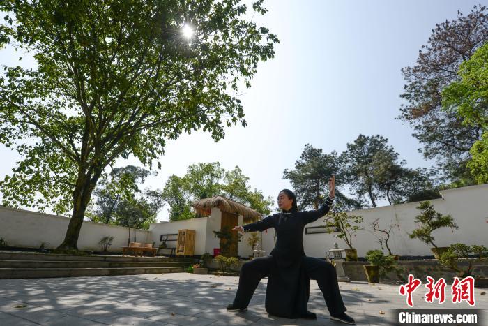 图为徐嘉在室外练习太极。 何蓬磊 摄 图为徐嘉在室外练习太极。 何蓬磊 摄