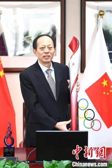 苟仲文回赠冬奥会和冬残奥会火炬 田彤桂 供图 苟仲文回赠冬奥会和冬残奥会火炬 田彤桂 供图