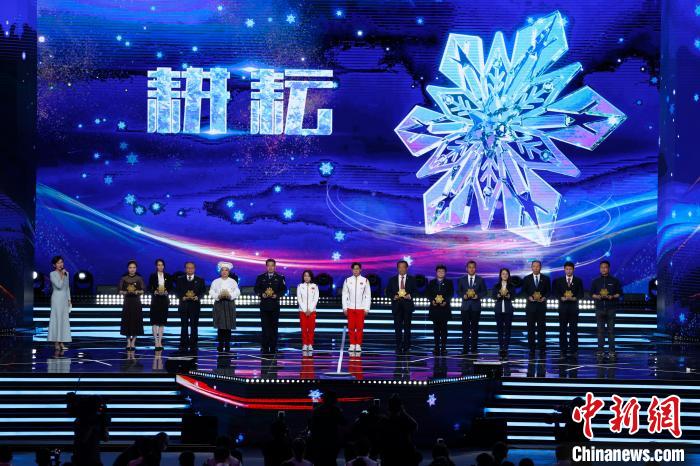 双人滑冠军韩聪、隋文静揭晓“致敬耕耘” <a target= 双人滑冠军韩聪、隋文静揭晓“致敬耕耘” <a target=