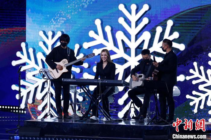 谷爱凌在现场以弹奏钢琴的方式开场,带来一场围绕青春主题的演讲 <a target= 谷爱凌在现场以弹奏钢琴的方式开场,带来一场围绕青春主题的演讲 <a target=