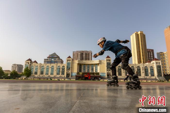 河北衡水75岁“追风老人”玩转轮滑成该市年龄最大出赛选手