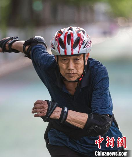 正在练轮滑的史之田。 王耀 摄 正在练轮滑的史之田。 王耀 摄