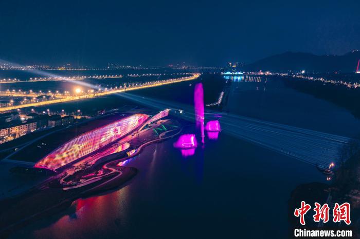杭州富阳北支江上演沉浸式夜游。 李潇鹏供图 杭州富阳北支江上演沉浸式夜游。 李潇鹏供图