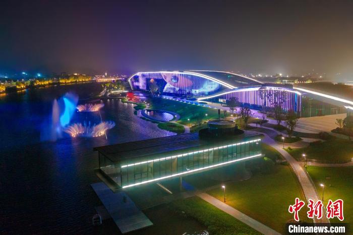 杭州富阳北支江上演沉浸式夜游。 李潇鹏供图 杭州富阳北支江上演沉浸式夜游。 李潇鹏供图