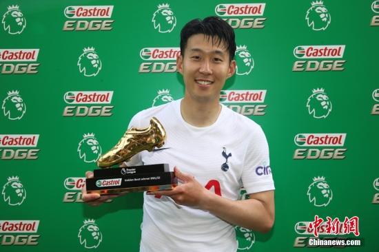 北京时间5月23日凌晨,本赛季英超联赛大幕落下。效力于热刺的韩国球星孙兴慜在末轮比赛中梅开二度,本赛季联赛进球数与利物浦球星萨拉赫同为23个,获得英超金靴。这是亚洲球员首次荣膺英超金靴,孙兴慜就此创造历史。图片来源:视觉中国 点击进入下一页