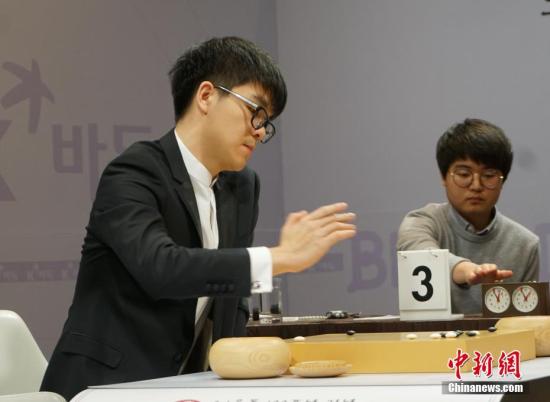 3月5日,中国棋手柯洁与韩国棋手李世石进行对弈,二人当天在首尔参加纪念韩国“三一运动”100周年的“Bloodland杯”特别对局。最终,柯洁击败李世石取得胜利。图为柯洁。<a target= 点击进入下一页