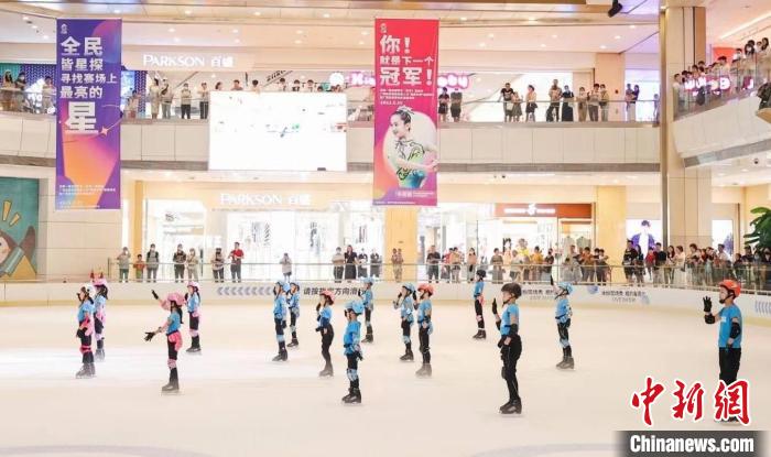 图为花样滑冰“选星计划”现场表演。 广西体育局供图 图为花样滑冰“选星计划”现场表演。 广西体育局供图
