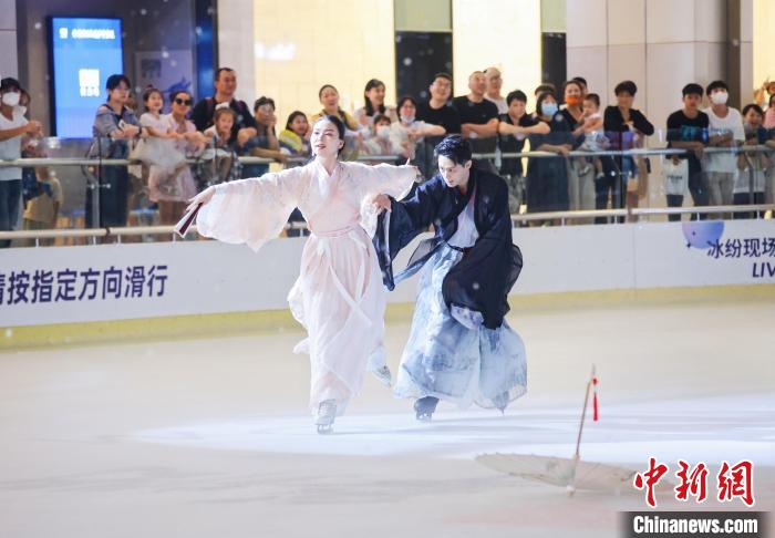 图为花样滑冰“选星计划”现场表演。 广西体育局供图 图为花样滑冰“选星计划”现场表演。 广西体育局供图