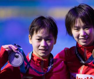游泳世锦赛：陈芋汐、全红婵分获女子十米台冠亚军