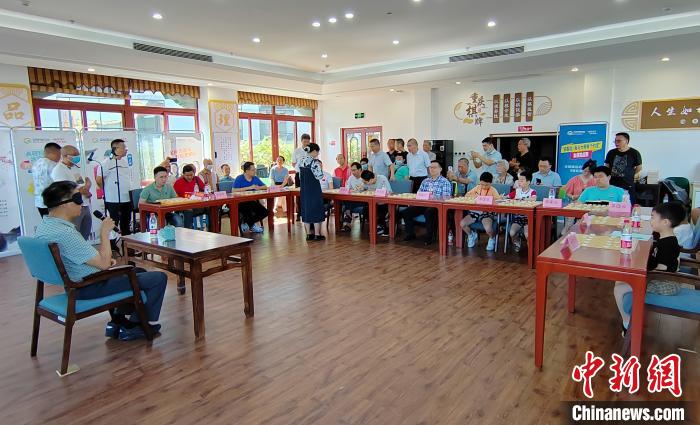 图为象棋特级大师柳大华与重庆棋手上演1对11盲棋车轮战。 向霞蔚 摄 图为象棋特级大师柳大华与重庆棋手上演1对11盲棋车轮战。 向霞蔚 摄