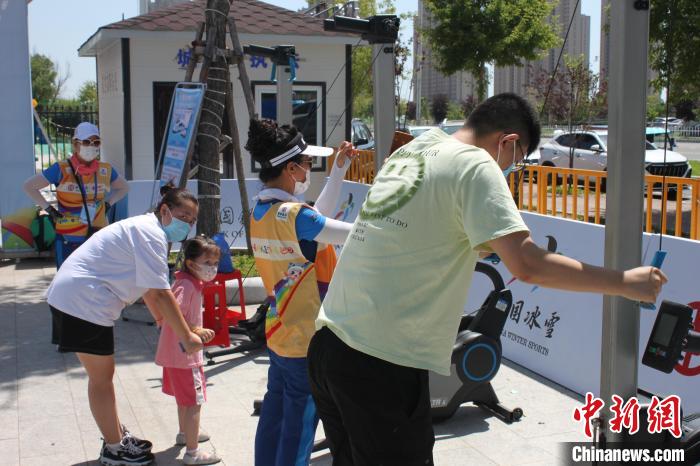 当地市民参与体验活动 中国冰雪大篷车组委会提供 当地市民参与体验活动 中国冰雪大篷车组委会提供