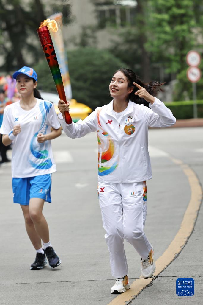 成都第31届世界大学生夏季运动会火炬传递圆满成功