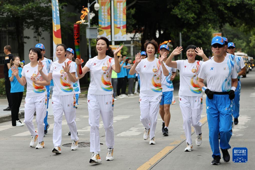 信阳师范学院女生挂5米条幅庆祝恢复单身 引来很多男生加QQ